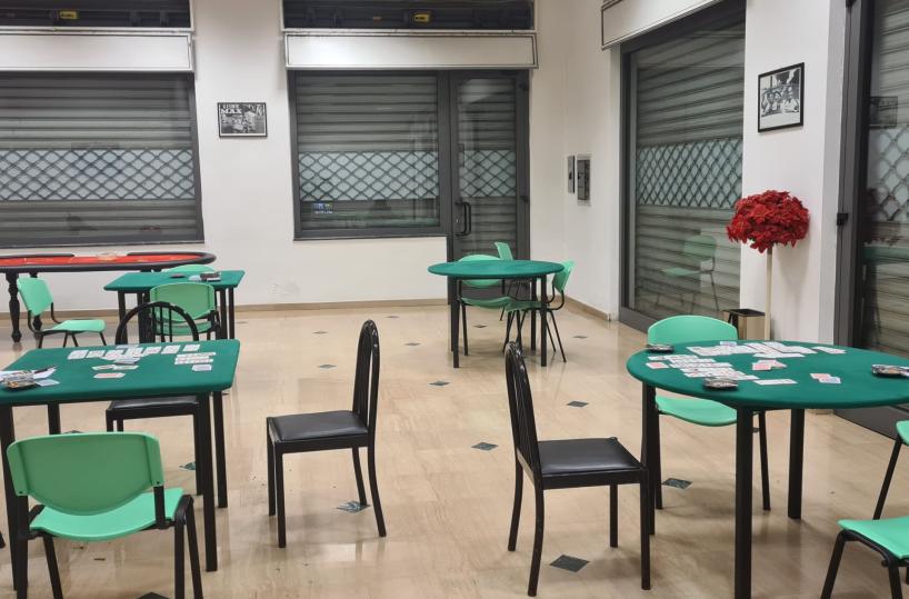 Bari, in 15 giocavamo a carte in circolo: chiusura e multa. Movida, altri 10 verbali per mascherine
