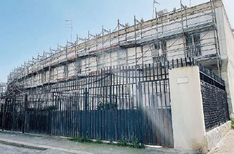 Taranto, a Paolo VI lavori fermi e ponteggi «eterni»: 20 famiglie da tempo vivono «ingabbiate»