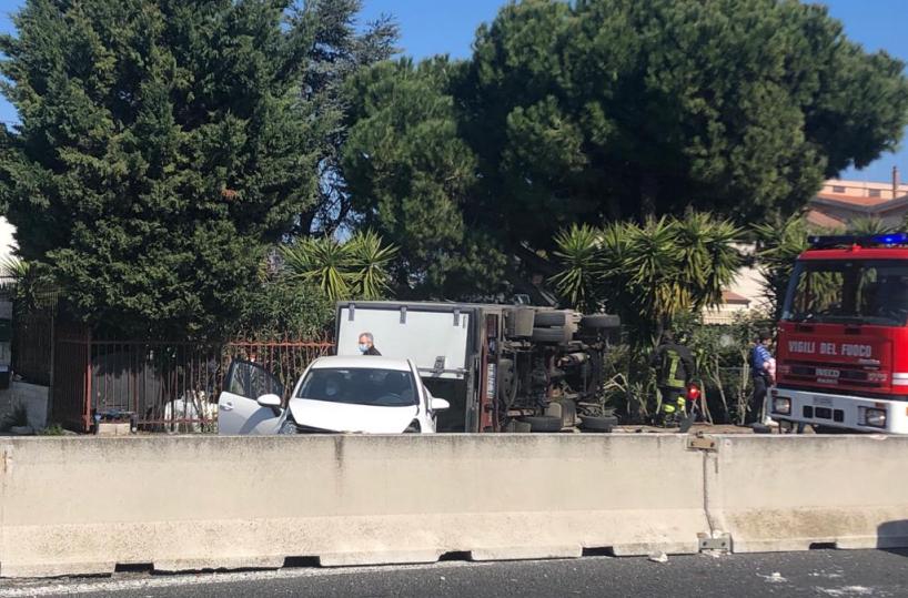 Bari, auto perde il controllo e si ribalta: sfondato cancello di villa a Torre a Mare
