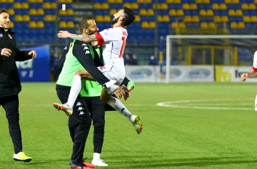 Bari batte Juve Stabia 2-0. Carrera: ora più in alto