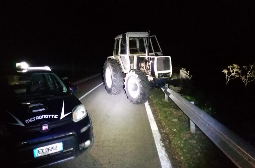 Ruvo di Puglia, ladri in fuga con un grosso trattore finiscono fuori strada 
