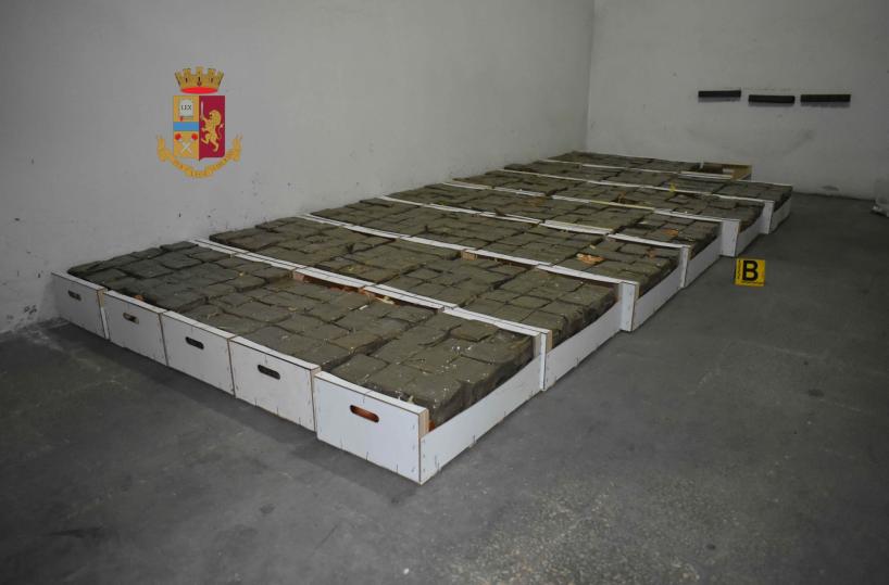 Noicattaro, oltre 400 chili di hashish tra aglio e cipolle spagnole: in manette coniugi albanesi
