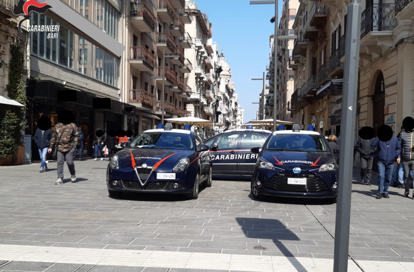 Bari, raffica di multe per controlli anti Covid, sorpreso in un circolo: prende a calci carabiniere