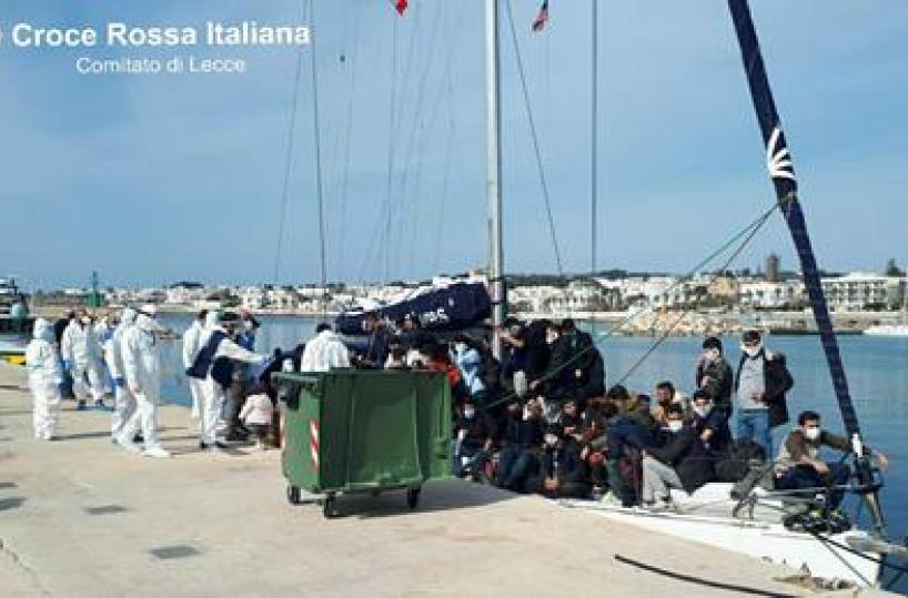 Leuca, a bordo di una barca a vela sbarcano 112 migranti: sono famiglie con 31 bambini