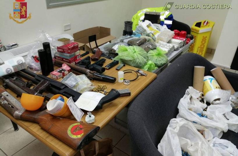 Taranto, polizia e Guardia Costiera scoprono bomba, armi e droga: un arresto 