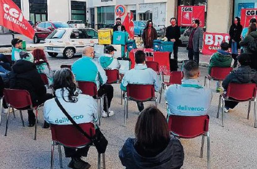 Brindisi, «rider» scioperano per i loro diritti: il 26 nessun ordine