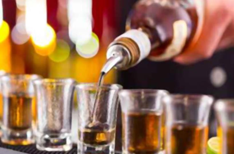 Foggia, continua a servire alcolici dopo le 18: chiusa «cicchetteria» per tre mesi 