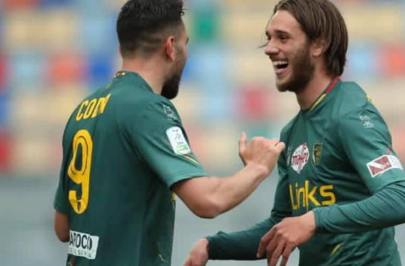 Lecce, quarta vittoria consecutiva: batte il Frosinone 3-0