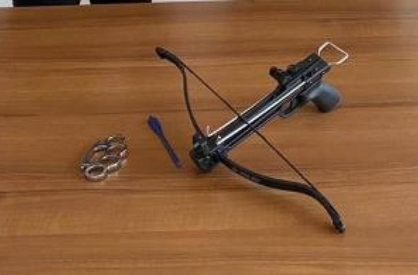 Policoro, a spasso per la città con balestra e tirapugni in ferro: 17enne nei guai