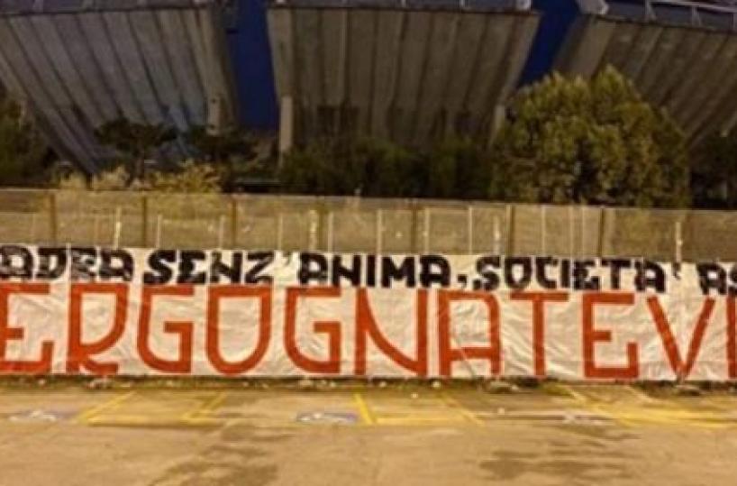 Bari, «Vergognatevi»: striscione dei tifosi contro squadra e club 