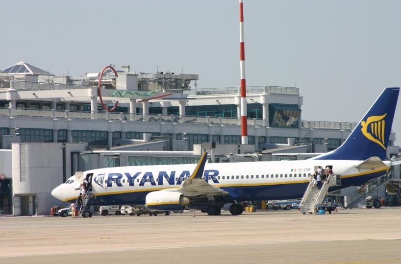 Puglia, Ryanair annuncia 10 nuove rotte da Bari e Brindisi «Non richiesto passaporto vaccinale»