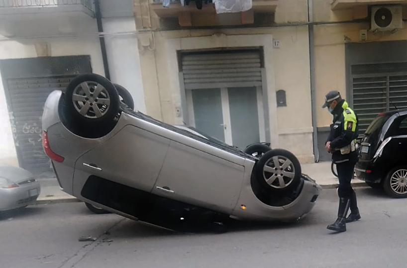 Bari, auto si ribalta al Libertà, ma non c'è traccia del conducente
