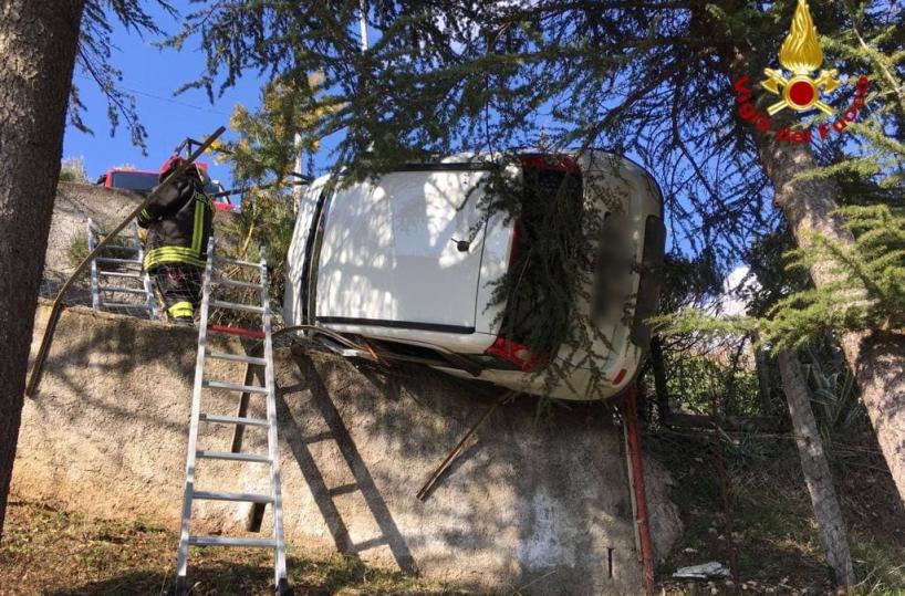 Picerno, auto sbanda e finisce in bilico su un muretto in cemento armato