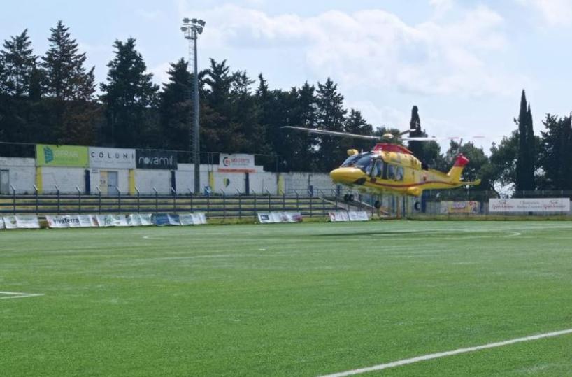 Gravina, elisoccorso atterra nello stadio: paziente Covid trasferito d'urgenza a Foggia