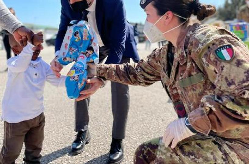 L'Esercito dona uova di Pasqua a 37 bambini ospiti del Cara di Bari