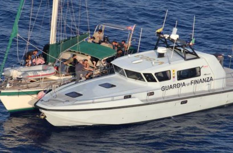 S.Maria di Leuca, 56 migranti a bordo di una barca a vela: salvati a largo della costa