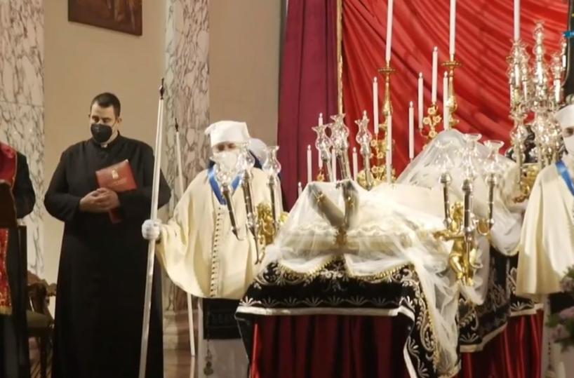 Taranto, arcivescovo davanti statua Cristo Morto: «basta pandemia»