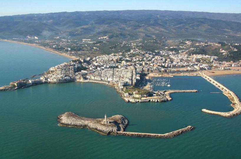 Vieste, la barca si capovolge e il pescatore resta bloccato sugli scogli: salvato da Guardia Costiera