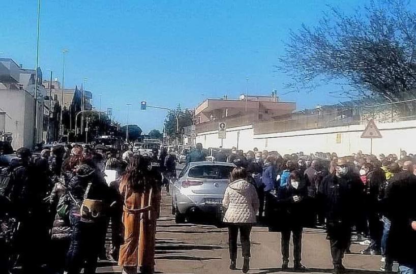 Vaccini a Lecce, l'accusa di Forza Italia: «Code chilometriche e assembramenti, pessima gestione»