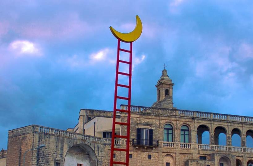 Polignano, a San Vito spunta una scala per raggiungere la luna