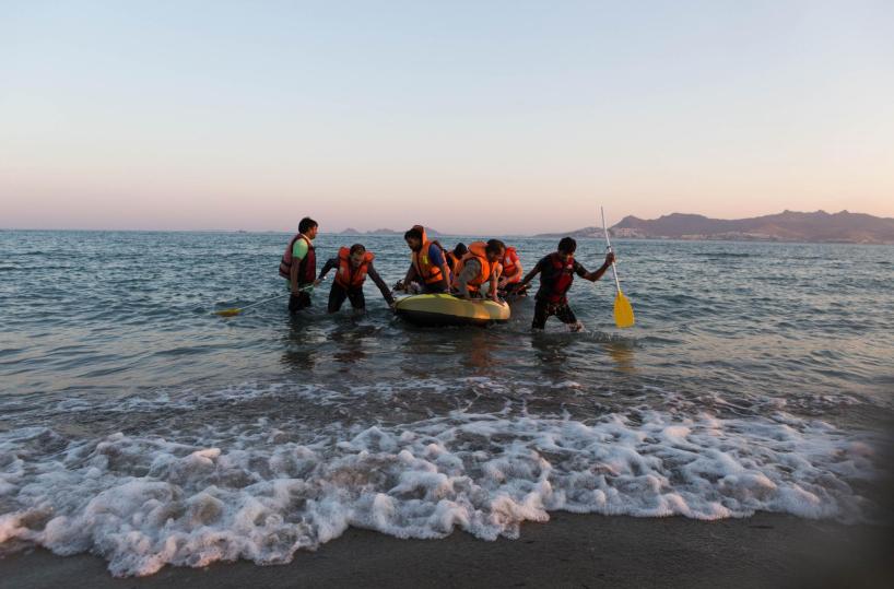 Migranti, due famiglie sbarcano a San Foca: tra loro anche un neonato