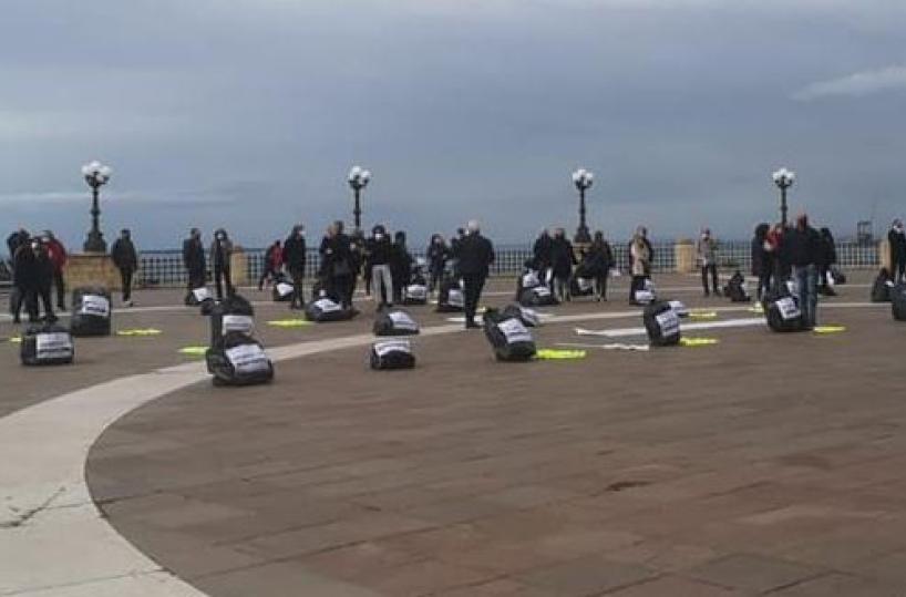 Taranto, protesta dei commercianti: sit-in sulla rotonda lungomare con sacchi della spazzatura