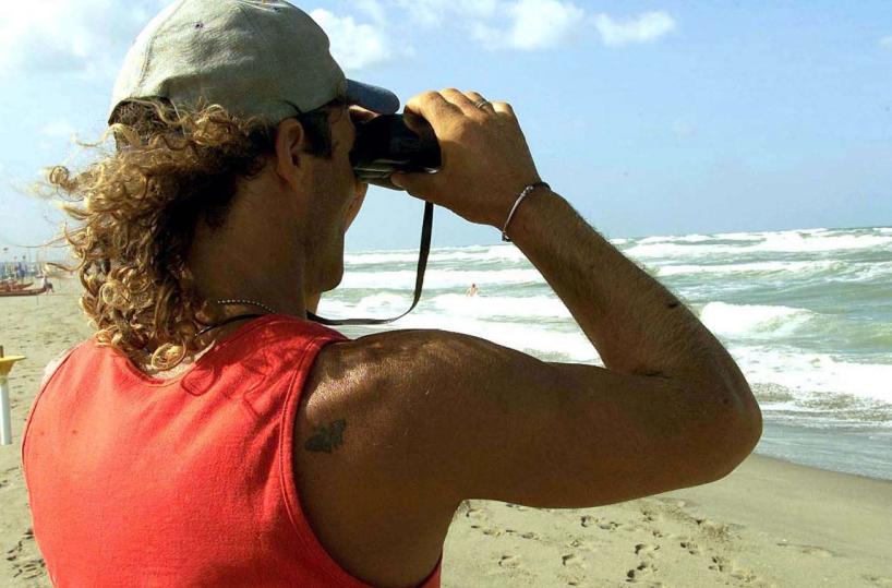 Margherita di Savoia, bagnini impegnati con il cell non notano ragazzina in difficoltà in mare: multati