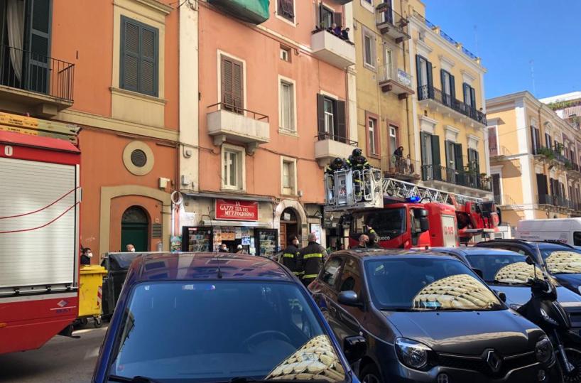 Ansia a Bari in via Abate Gimma,  anziano chiuso in casa non risponde: intervengono  vigli del fuoco 