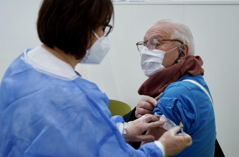Vaccini Covid, Lopalco: «Puglia terz'ultima? Esaurite dosi Pfizer e Moderna. Forse aperture anticipate»