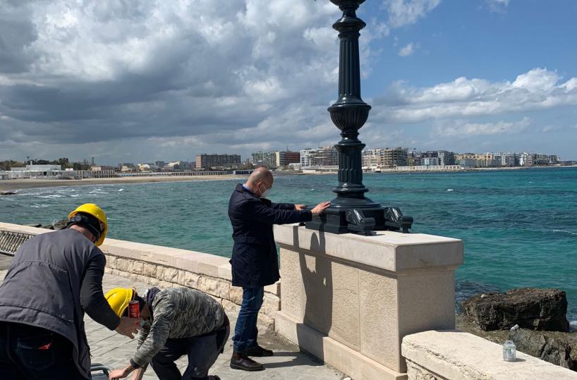 Bari, ecco montato il primo «candelabro» sul lungomare di San Cataldo 