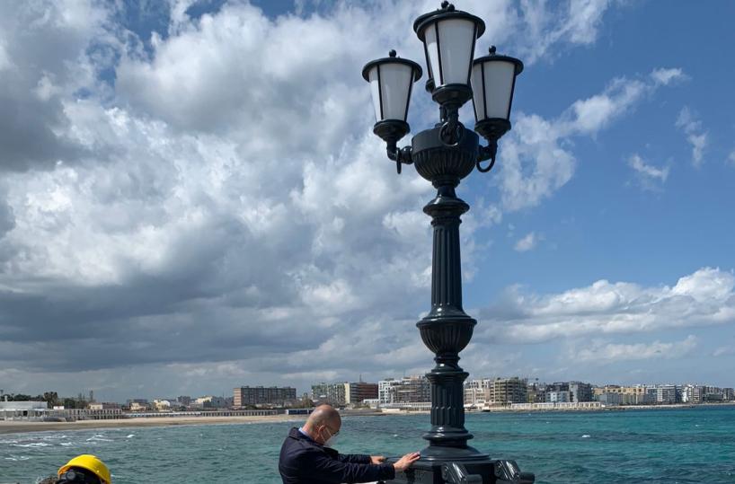 Bari, ecco montato il primo «candelabro» sul lungomare di San Cataldo 