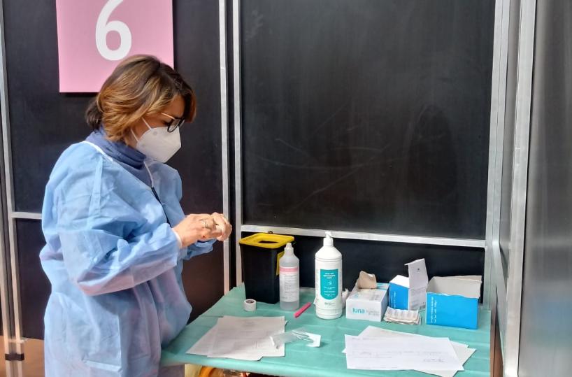 Vaccini, caso per la seconda dose nell'hub di Taranto: anziani costretti a spostarsi con il caldo