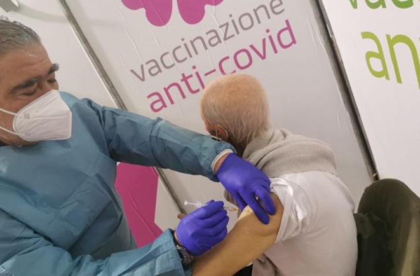 Puglia, piano vaccini: gli over 60 finiranno a luglio, nel programma anche i preti