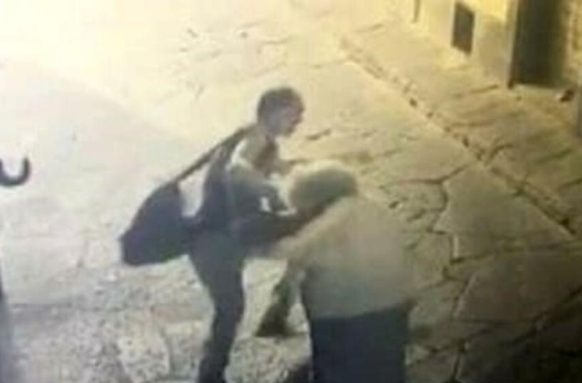 Modugno, baby scippatore scaraventa a terra anziana: lei finisce in ospedale, lui in manette