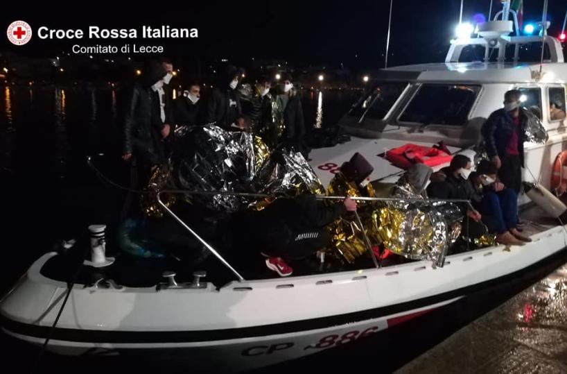 Torre Pali, 42 migranti sbarcano nella notte: anche donne e bambini