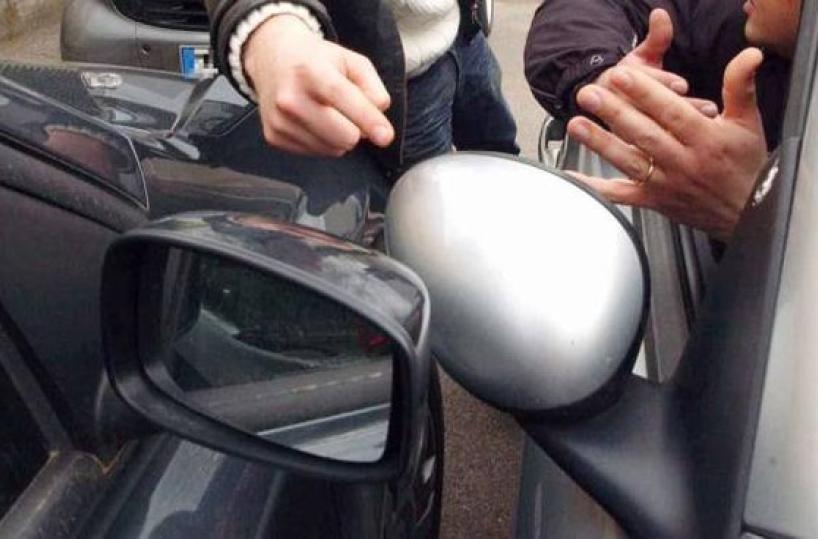 Bari, tentata truffa dello specchietto, anziano se ne accorge e chiama la Polizia: nei guai 26enne 