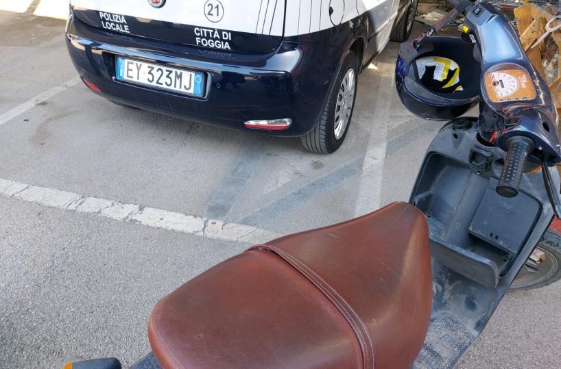 Foggia, auto contro scooter rubato: ferito giovane extracomunitario
