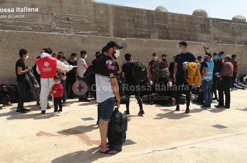 Veliero con 60 migranti a bordo approda al porto di Leuca