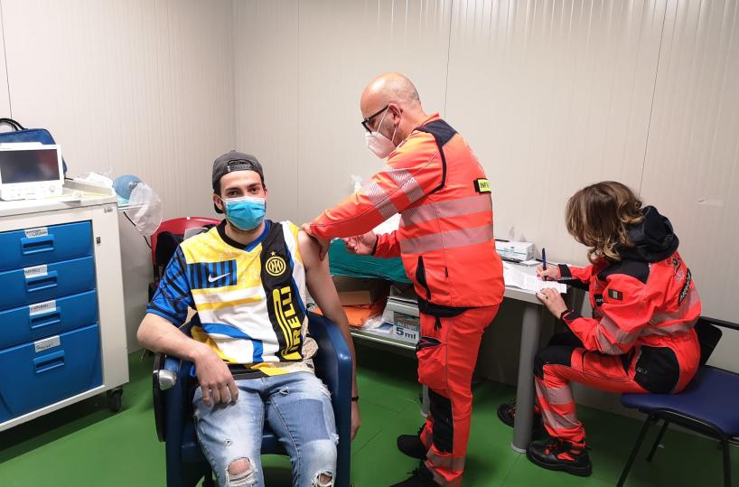 Potenza, Inter campione d'Italia e il tifoso si vaccina con la maglia della squadra al San Carlo 