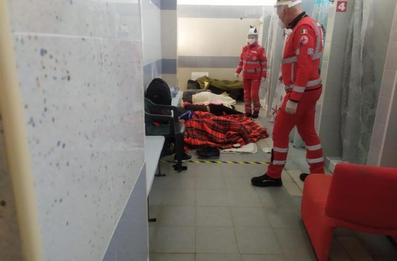 Vieste, 35 migranti sbarcano al porto: anche minori e un neonato