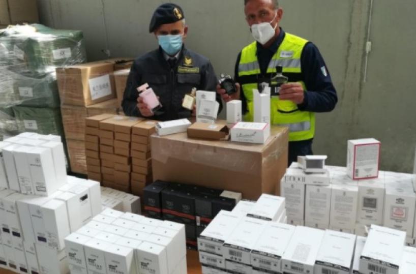 Brindisi, sequestrati al porto 559 profumi «di marca» contraffatti
