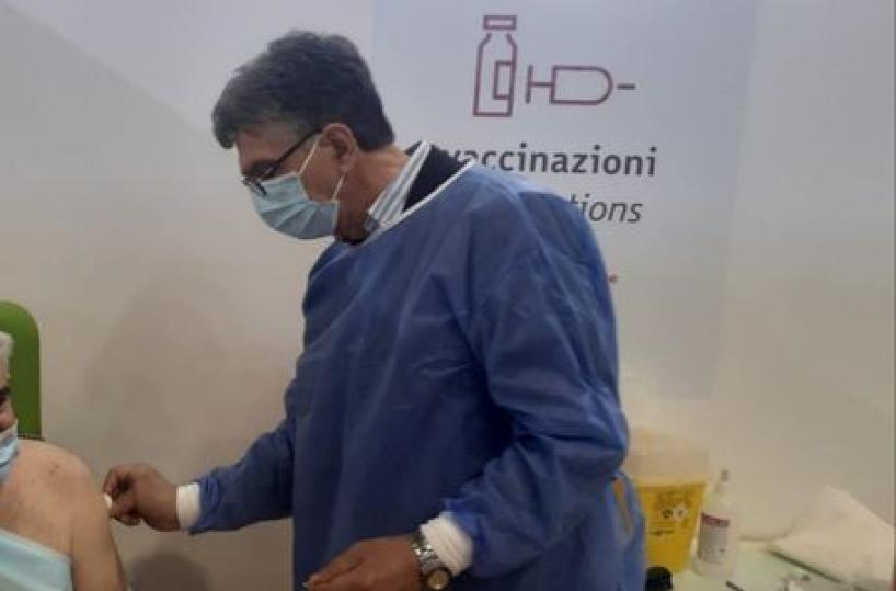 Vaccini a Barletta, in campo anche il sindaco-medico Cannito per somministrare le dosi