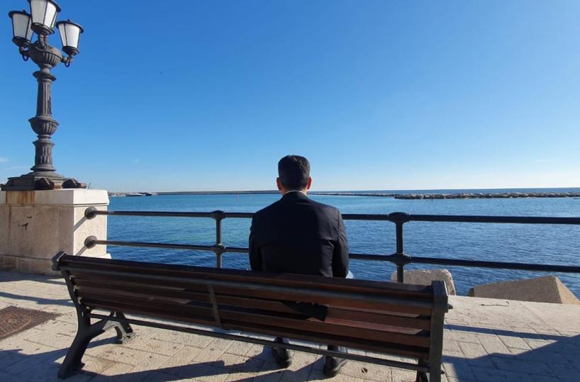 Bari, tornano le panchine sul Lungomare. Decaro: «Non buttiamo via gli sforzi fatti»