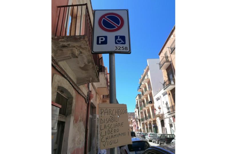 Barletta, posto auto per disabili ... cartello fai da te