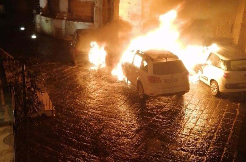 Troia, auto in fiamme: annerita la parete della cattedrale