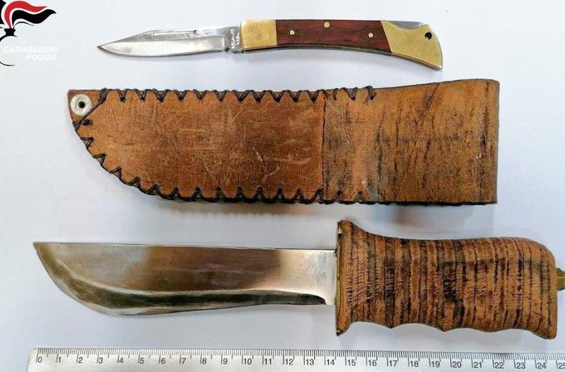 Durante un litigio, tira fuori un pugnale e minaccia 40enne: salvato dai cc 