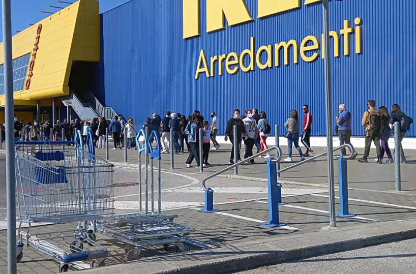 Primo weekend in zona gialla a Bari: Ikea presa d'assalto, lunghe code per entrare