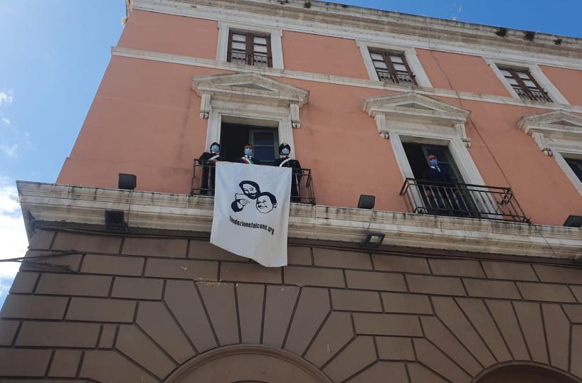 Bari,  sulla facciata di Palazzo di Città lenzuolo con  i volti di Falcone e Borsellino 