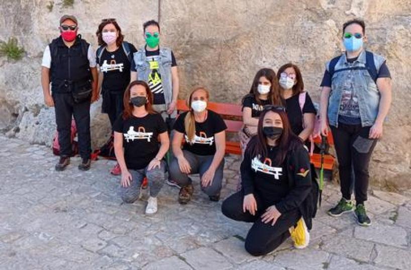 Tra i Sassi di Matera inaugurato il Cammino delle panchine: 7 luoghi con 7 colori per ritrovarsi