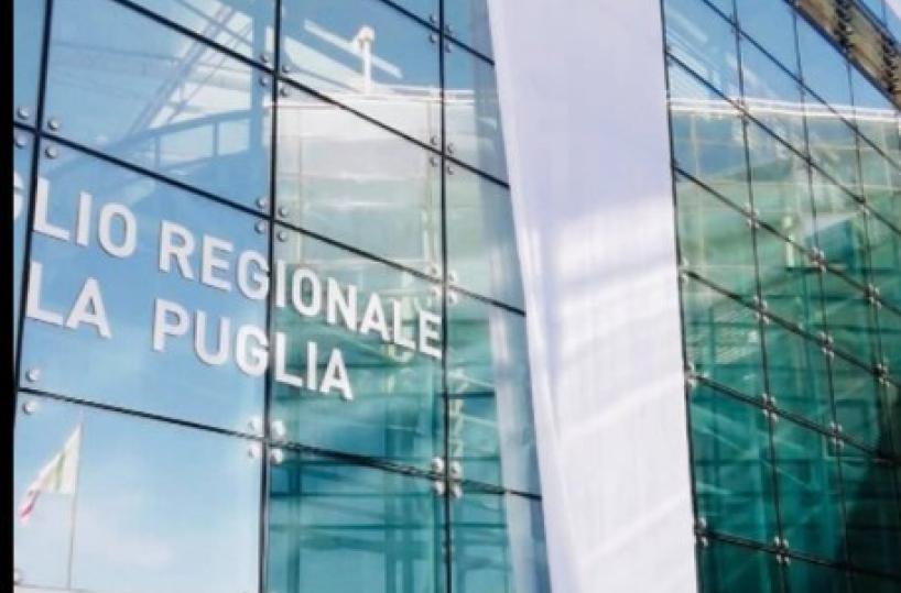 Bari, in ricordo di Falcone: un lenzuolo bianco sulla facciata del Consiglio Puglia
